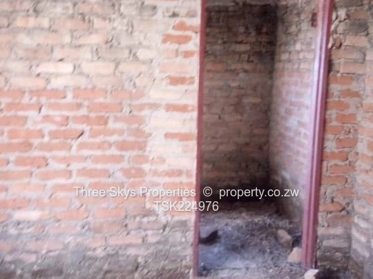 Spacious 3-Bedroom Home in Domboshawa Awaits Your Touch!