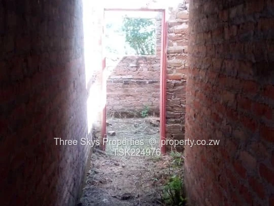 Spacious 3-Bedroom Home in Domboshawa Awaits Your Touch!